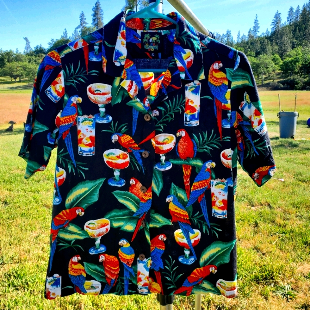 Benny's small blouse martini daiquiri parrot macaw